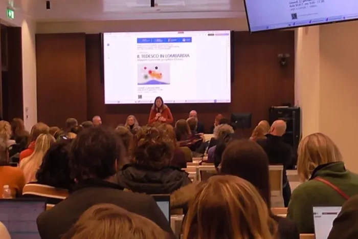 Relatrice durante la presentazione dell'evento Il Tedesco in Lombardia promosso da Pro Deutsch Italia davanti a un pubblico in aula magna