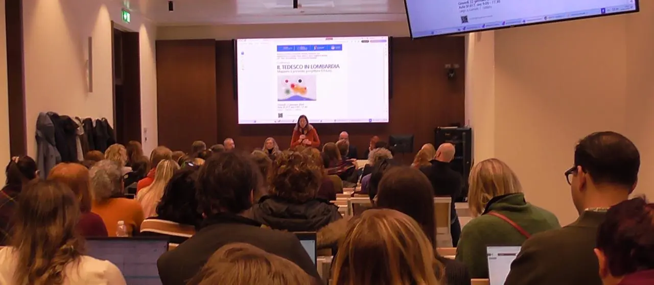 Relatrice durante la presentazione dell'evento Il Tedesco in Lombardia promosso da Pro Deutsch Italia davanti a un pubblico in aula magna